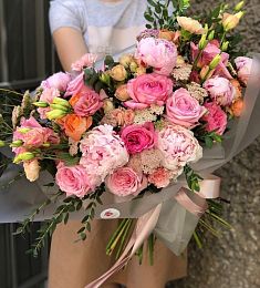 Композиция "Английский завтрак" из лизиантуса, гвоздик, роз, пионов и эвкалипта 