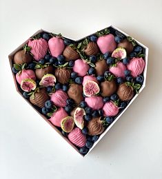 Клубничный бокс "Heartly" клубника в шоколаде с голубикой