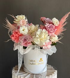 Композиция "Roxy" с розами, гиртензией и лизиантусом в коробке