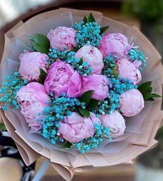 Букет "Крамбер" их пионов и гипсофил