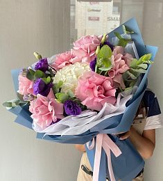 Букет "Success" из роз и лизиантусов