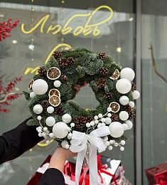 Венок "Holiday Harmony" из нобилиса с игрушками