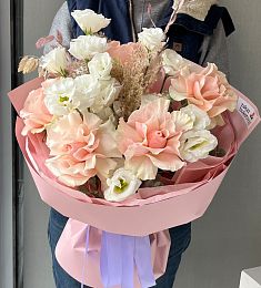 Букет «Адажио» из роз, лизиантусов и сухоцветов