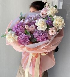 Букет "Dawning" из гортензий, лизиантусов и эвкалипта