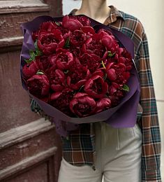 Букет из 25 бордовых пионов в оформлении