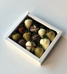 Клубничный бокс "Золотые узоры" клубника в молочном шоколаде