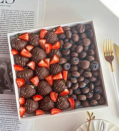 Клубничный бокс "Меруерт" из клубники и голубики в итальянском шоколаде