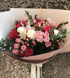 Букет "Влюбленная юность" из гипперикума и роз