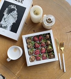 Клубничный бокс "Паштель" клубника в молочном шоколаде