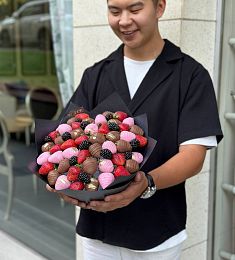 Клубничный конус "Эйфория" из клубники в шоколаде и свежих ягод