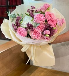 Композиция "Pure" из роз и лизиантусов