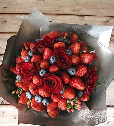 Букет из ягод клубники и черники с розами 