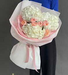 Букет "Облачный восторг" из гортензий и спрей роз