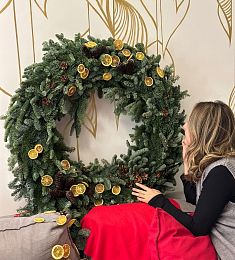 Венок гигант "Jingle Woow" из нобилиса, шишек и апельсин