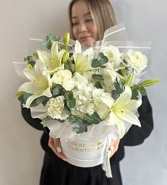 Композиция "Celestial Euphoria" из гортензии, гвоздик, лилий и ранункулюсов