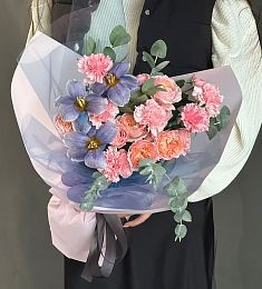 Букет "Наяда" из гвоздик, спрей роз и тюльпанов