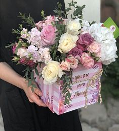 Нежная композиция в квадратной коробке "Cinderella" из гвоздика, гортензий и роз