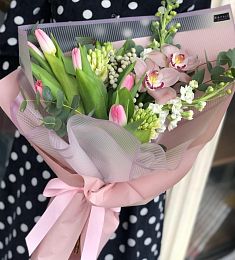Букет "Кловер" из тюльпан, гиацинта и орхидей