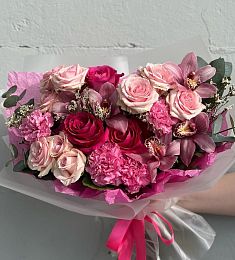 Букет "Грация" из гвоздик, орхидей и роз