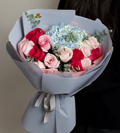 Букет "Vortex" из гортензии, роз и эвкалипта