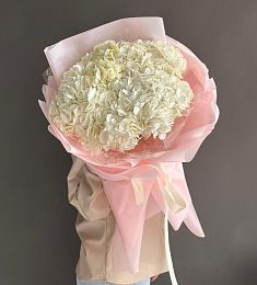 Букет из 5 белых гортензий в розовом оформлении