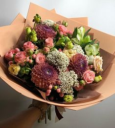 Букет "Клубничный поцелуй" из Лизиантусов, Гипперикума, Георгин и роз