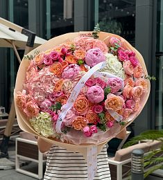 Букет "Персефона" из гортензий, пионов и роз