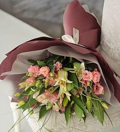 Букет "Беатрикс" из лилий и лизиантуса