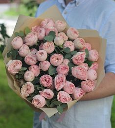 Букет "Heyzer" из пионовидных спрей роз, фисташки и эвкалипта 