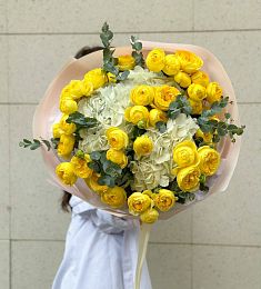 Букет "Адалия" с пионовидной спрей розой и гортензией