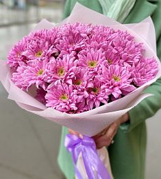 Букет из 9 ярких розовых ромашковидных хризантем