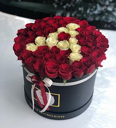 Розы в коробку "Первая буква"