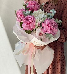 Букет "Робкая нежность" из пионов, гортензий и роз
