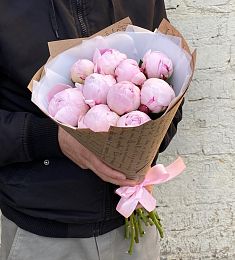 11 нежных голландских пионов в крафтовом оформлении