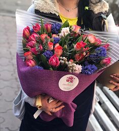 Букет "Весенний рассвет" из тюльпанов, гиацинта и роз