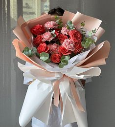 Букет “Норд Пешн” из гвоздик и роз 