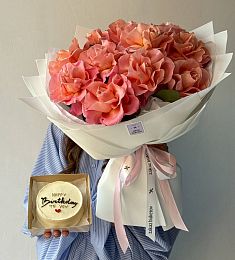 Сет "Бенто и 11 роз" моно букет из роз и тортик