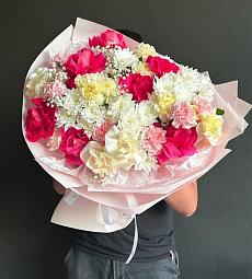 Композиция "Light Dream" из гипсофилы, гвоздики, хризантемы и розы