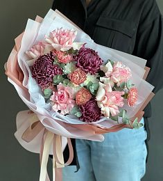 Композиция "Марго" из гвоздик, роз и хризантем