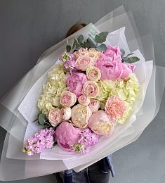 Композиция "Водевиль" с дельфиниумом, гортензией, пионом и розой