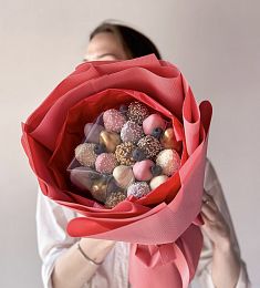 Клубничный букет "Лиловая дымка" S из клубники в шоколаде с декором из свежей голубики