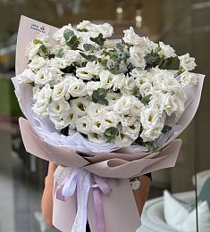 Букет "Эрида" с лизиантусом и эвкалиптом.