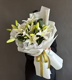 Букет "Линара" из лилий и баобаба