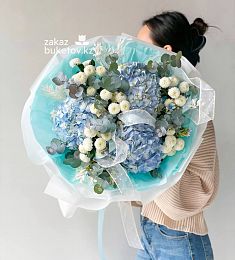 Букет "Лаверна" с гортензией, хризантемой и твидией