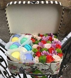 Сундучок с цветами и французскими макаронс