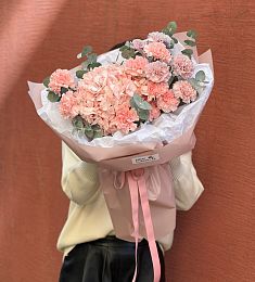  Букет “Орландо” гортензий, гвоздик и эвкалипта