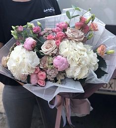 Композиция "Ассоль" из гортензий, лизиантусов, роз и поионов