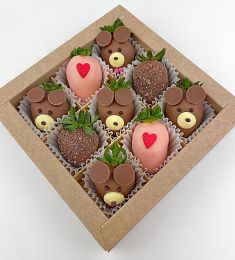 Клубничный бокс "Мышата" из клубники в молочном шоколаде