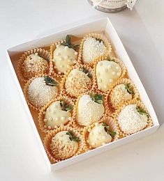 Клубничный бокс "Солнышко" клубника в белом шоколаде