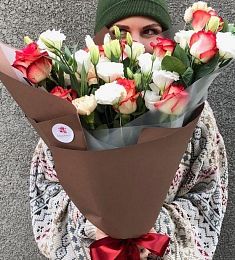 Букет "Весенняя оттепель" из лизиантусов и роз